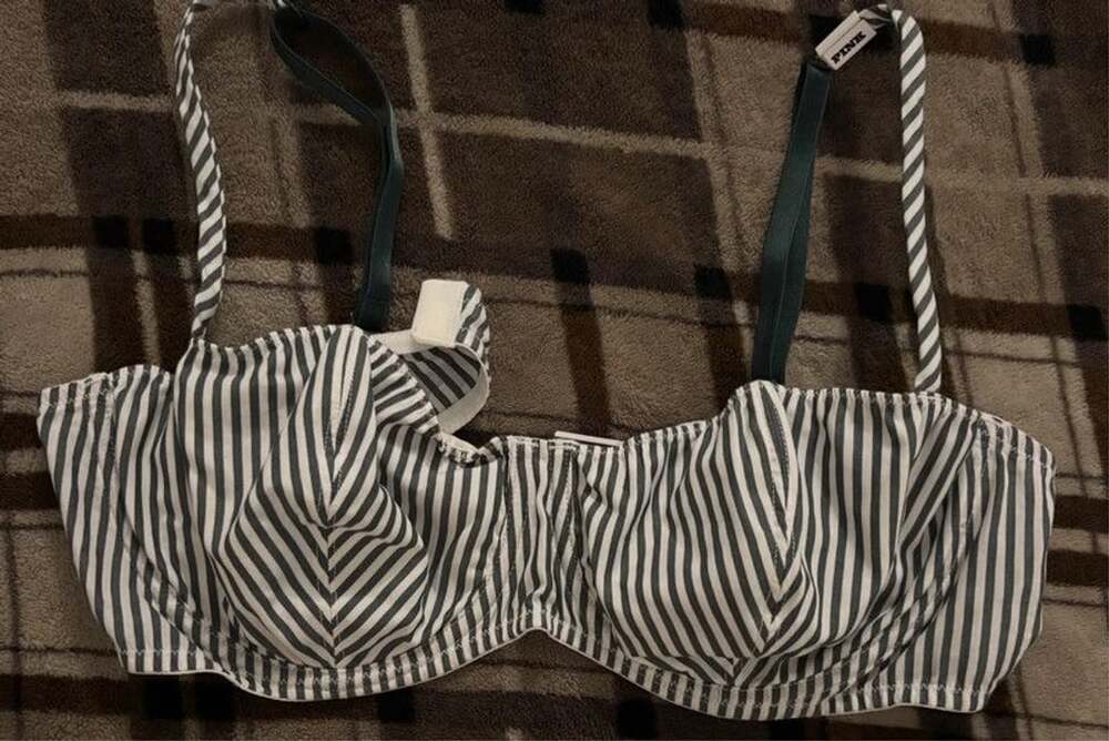 NWT Victoriaโs Secret 38C bra